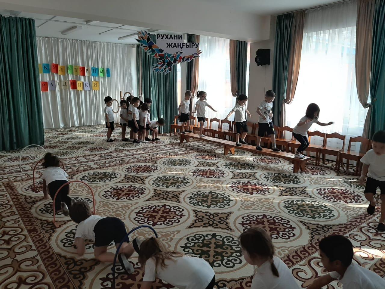 Физкультурные праздники "Приключение в стране сказок", группа "Золотая рыбка"