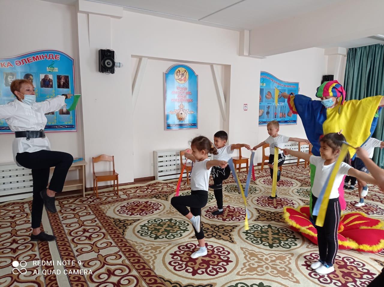 День здоровья  "Весёлая аэробика с лентами"